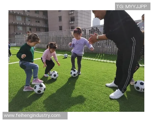 居家足球游戏带你体验真实赛场乐趣,轻松享受家庭团聚时光 居家足球游戏带你体验真实赛场乐趣,轻松享受家庭团聚时光